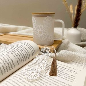 daisy flower drinking glass with handle and matchin bookmark