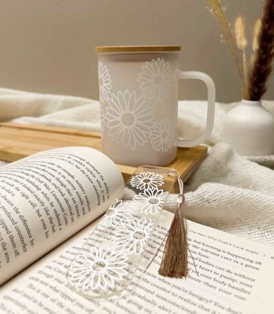 daisy flower drinking glass with handle and matchin bookmark